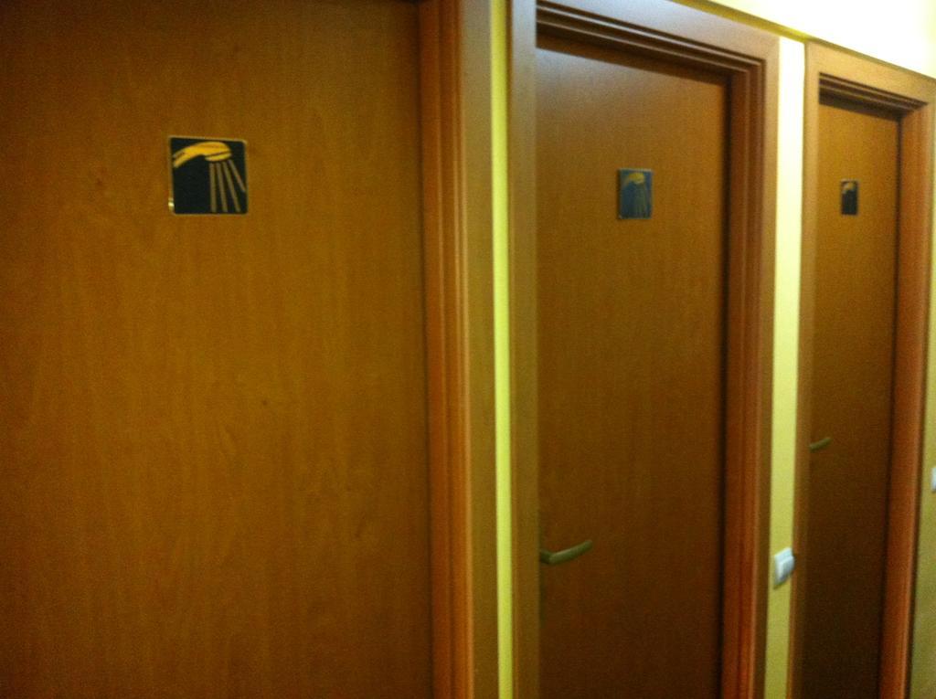 Molodizhniy Hostel Lviv Exteriör bild