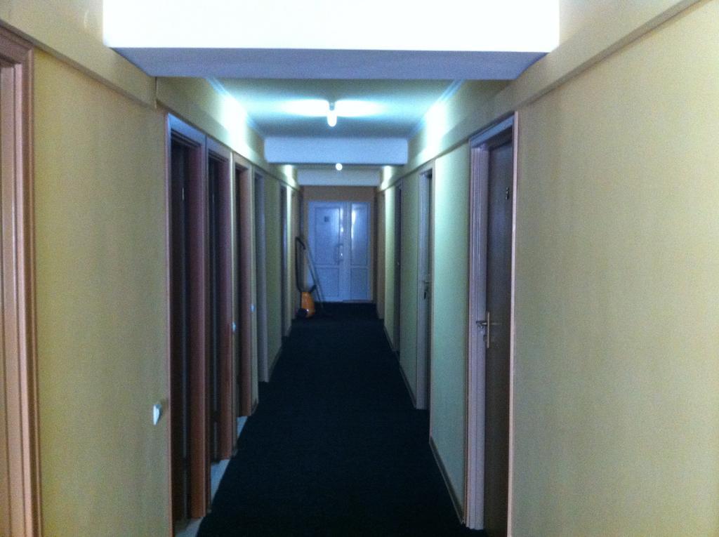 Molodizhniy Hostel Lviv Exteriör bild